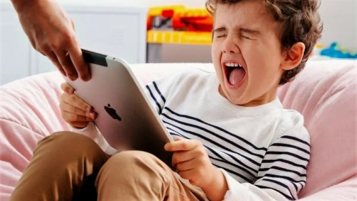 Что будет если вырубить электричество, когда у вас "гостит" двенадцатилетний племянник? Провёл эксперимент