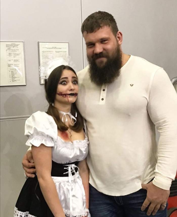 This is what happens when you are friends with 180 kg Kirill Sarychev - The photo, Humor, Powerlifting, Cosplay, Men and women, Subtle humor, Lucky shot, Kirill Sarychev, Lucky moment