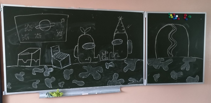 Рисунок among us мелом на доске