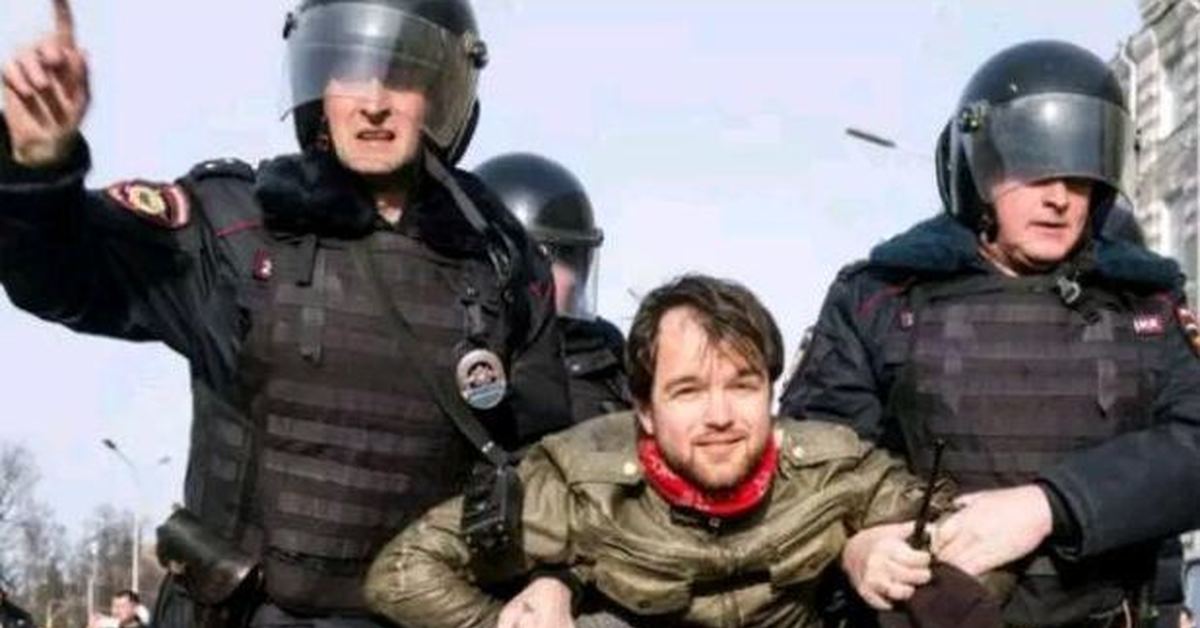 несет коробку. картинка влюбленная пара. мужчина несет женщину на руках. перенос пострадавшего. перенос пострадавшего на плече.