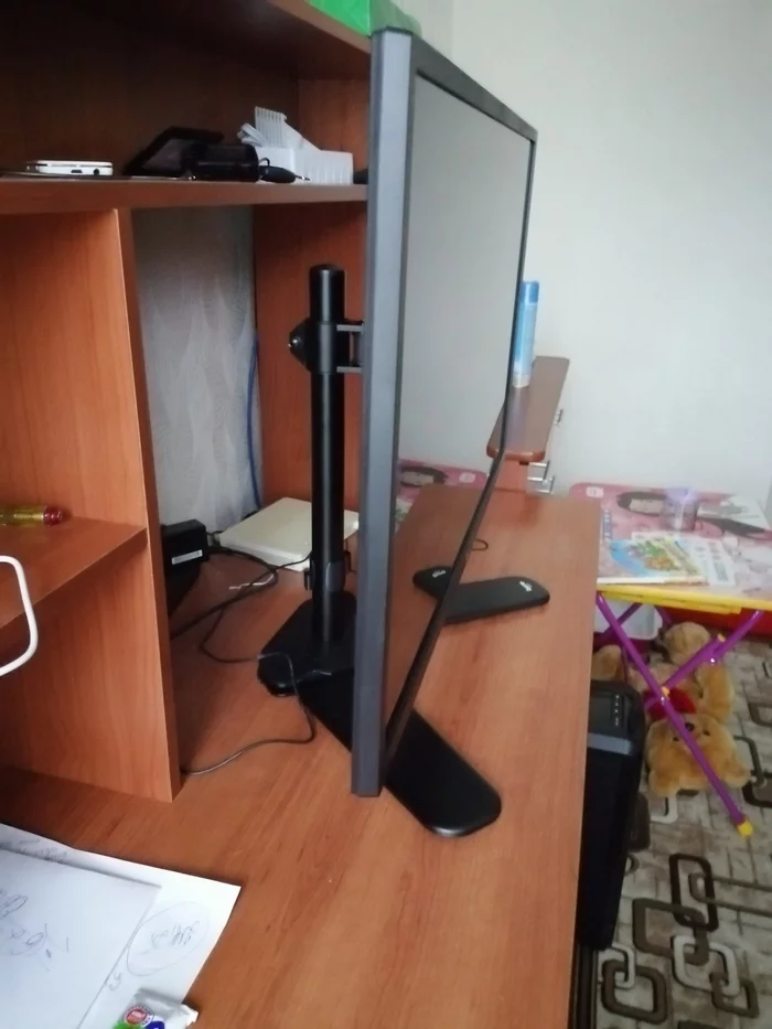 I bought myself a new monitor arm and now it seems to me that he wants to get away from me - My, Монитор, Fastening, Escape from home