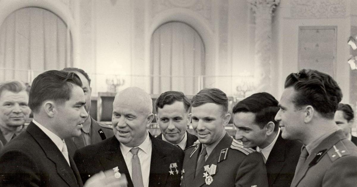 Какую первую награду получил гагарин. Брежнев Гагарин Хрущев. Терешкова Гагарин Хрущев. Хрущев и Гагарин 1961. Гагарин на приёме в кремле1961.