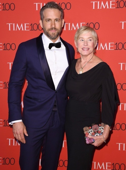 How Ryan Reynolds Trolls Hugh Jackman, Black Lively and His Entire Family - Ryan Reynolds, Blake Lively, Video, Longpost, Actors and actresses, Celebrities