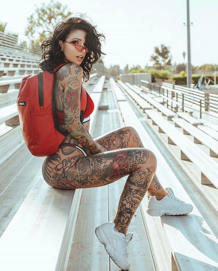 Красивая девочка с татуировкой