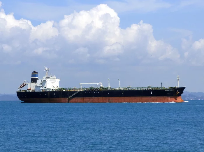 Let me kiss you - Sea, Tanker, Dredger, Collision, Crash, Malaysia, Video