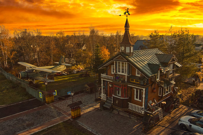 Дом на колёсах и ан-2 за забором