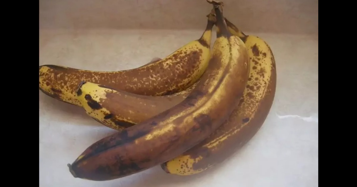 Почему чернеют бананы. Банан. Переспелый банан. Гнилой банан. Тухлый банан.