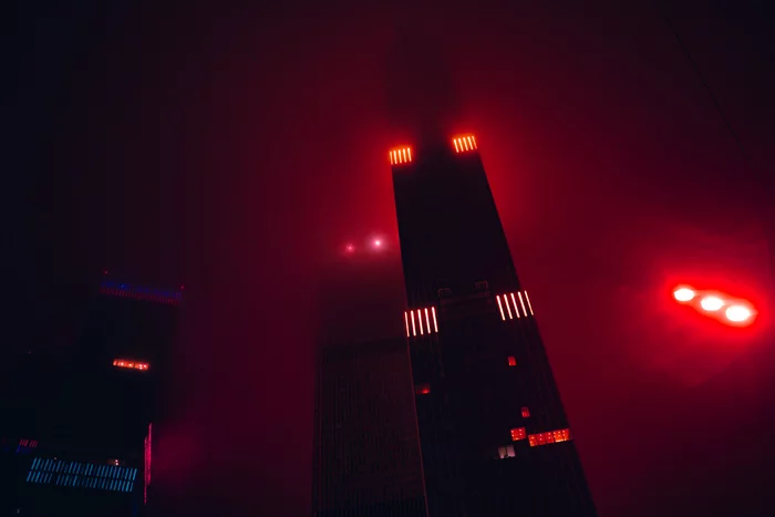 Sometimes I look at Moscow City, and sometimes Moscow City looks at me. With a derogatory look - My, Moscow, Moscow City, Modern architecture, Evil, Sky, Fog, Architecture, The photo