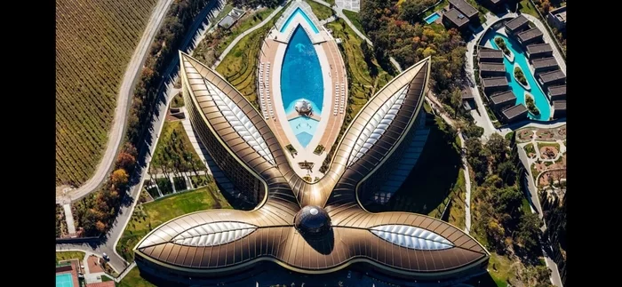 Hotel Mriya in Yalta, looks like an alien making a snow angel - Hotel, Yalta, Snow angel, Aliens, It seemed