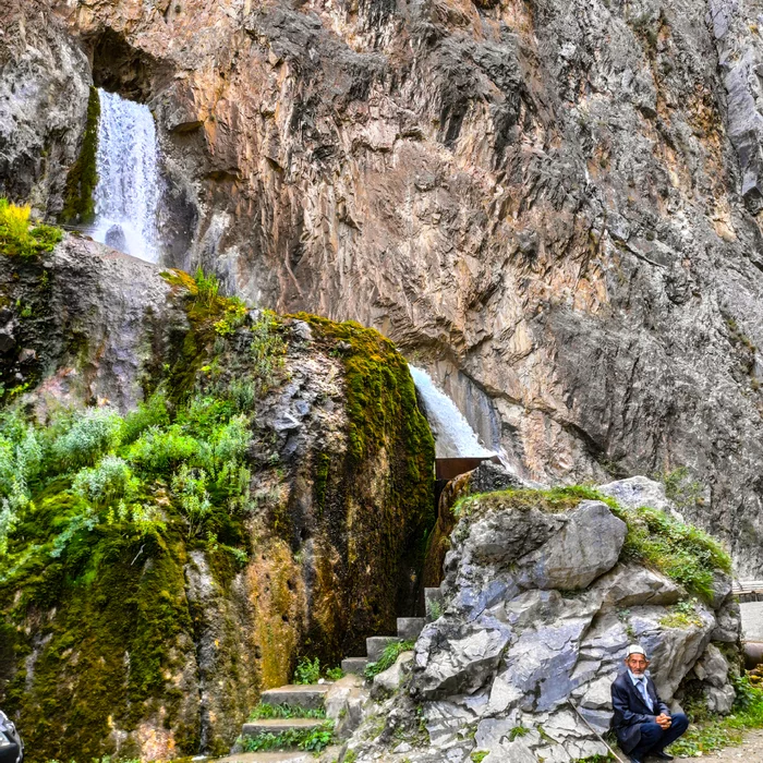 Waterfall from the mountain - My, Kyrgyzstan, Osh, Nature, Waterfall, Water, The mountains, Gorge, Moss, Tourism, Amateur photography, Travels, Travelers, River, Longpost