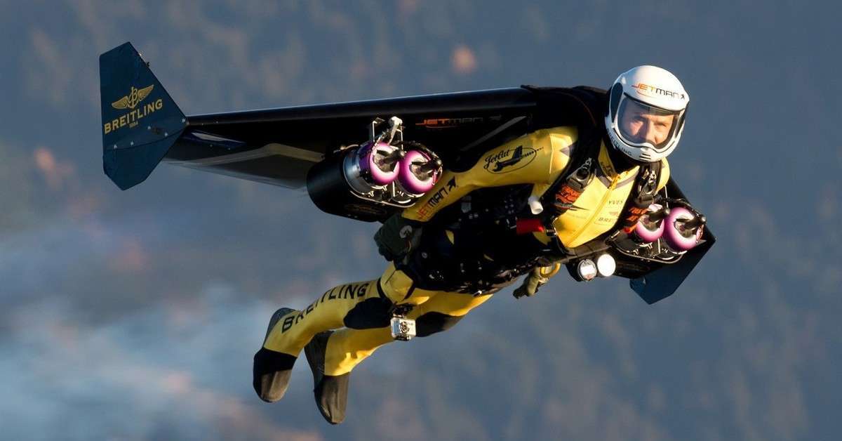 He flying. Ив Росси реактивный ранец. Реактивный ранец Jetman. Реактивный ранец ДЖЕТПАК. Пилот Jetman Dubai.