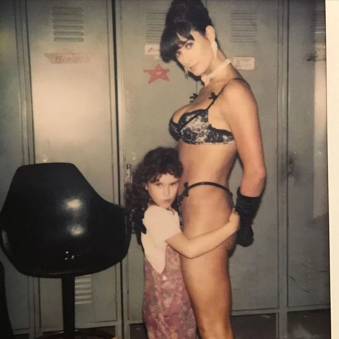 Demi Moore with her daughter Rumer Willis on the set of Striptease - NSFW, Demmy Moor, Striptease, Photos from filming