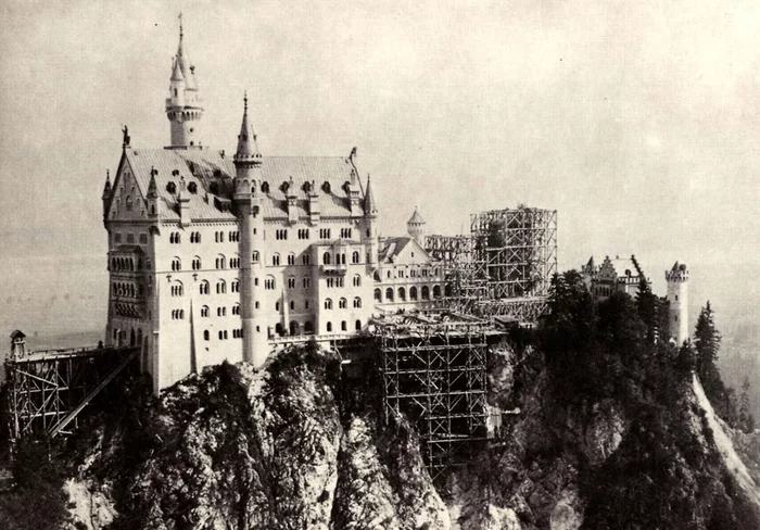 Neuschwanstein Castle in Bavaria - Lock, Neuschwanstein, Germany, Longpost