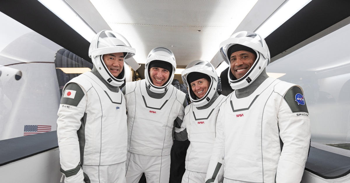 Пилотируемый полет в космос. Экипаж SPACEX Dragon Crew. SPACEX Crew Dragon 2 экипаж. Космический корабль Илона маска Crew Dragon. SPACEX Crew-1.