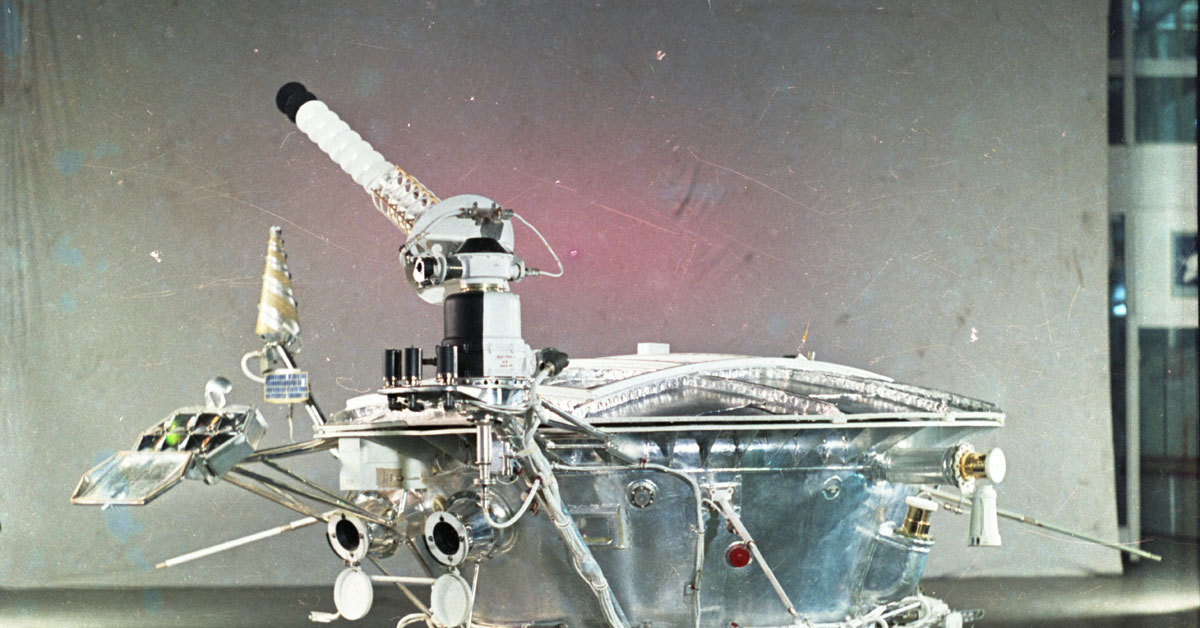Первый спутник на поверхности луны. Первая в мире автоматическая Лунная станция Луноход 1. Луноход 1 СССР. Луна-17 автоматическая межпланетная станция. Луна 17 и Луноход 1.