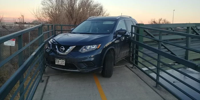 Водятел на Nissan Rogue попытался проехать по пешеходному мосту, но что-то пошло не по его плану - Фотография, Авто, Мост, Тег для красоты, США, Застрял, Идиотизм, Reddit