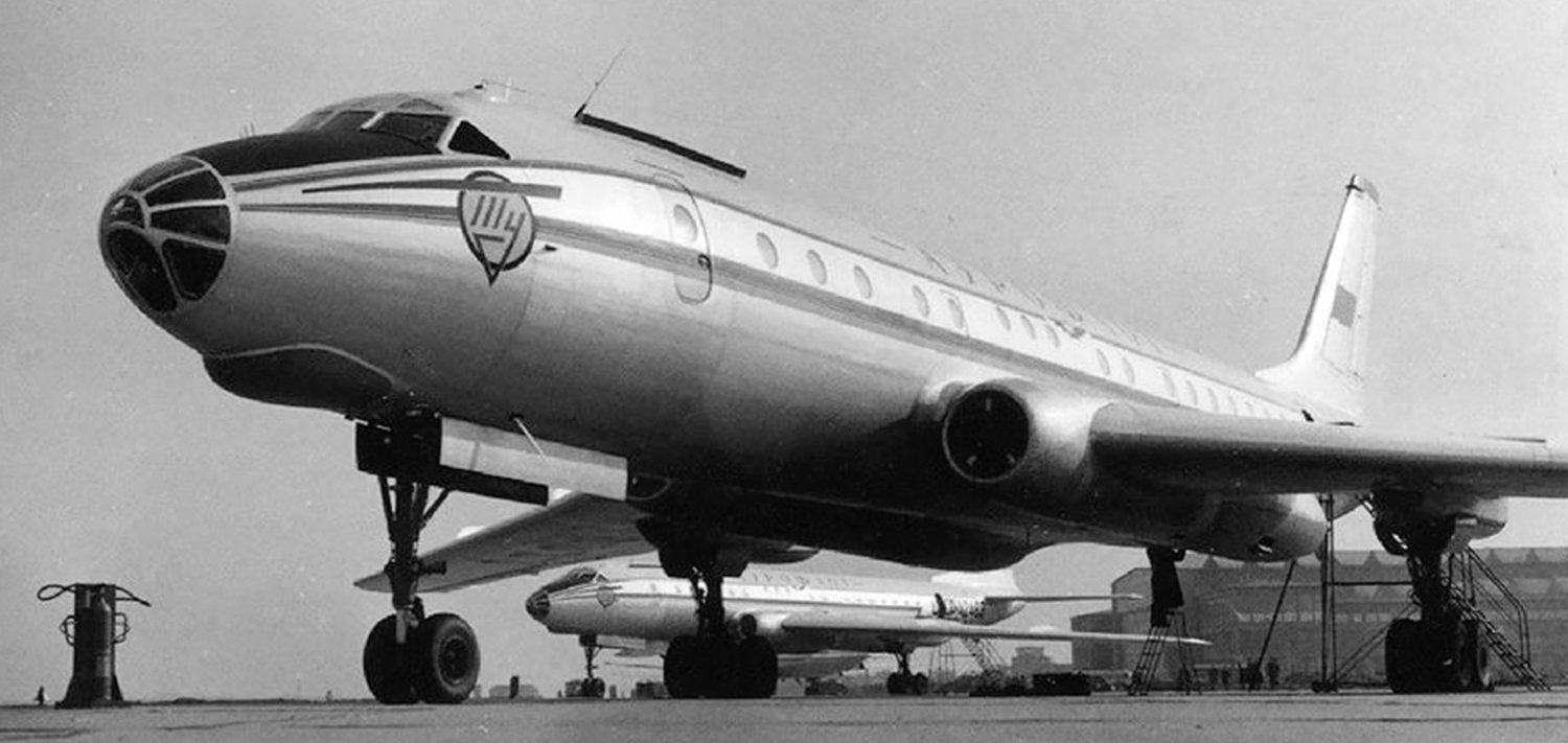 Первый реактивный пассажирский самолет. Ту-104 пассажирский самолёт. Ту-104 1955. Самолет Туполева ту 104. Первый реактивный пассажирский самолет ту-104.