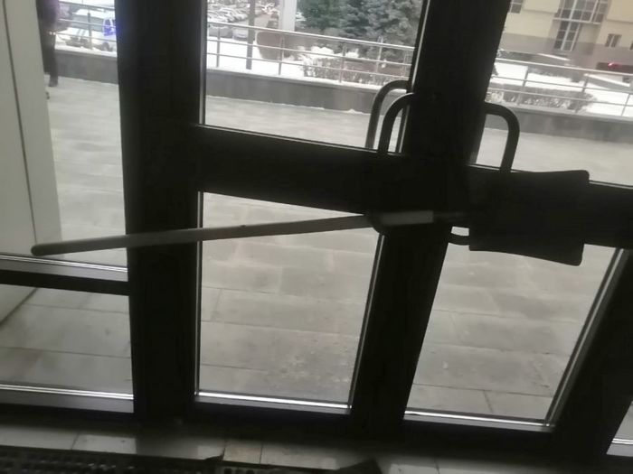 At the Novokuznetsk City Hall the door was locked against protesters with a shovel - Novokuznetsk, Transport reform, Administration, Longpost, Politics