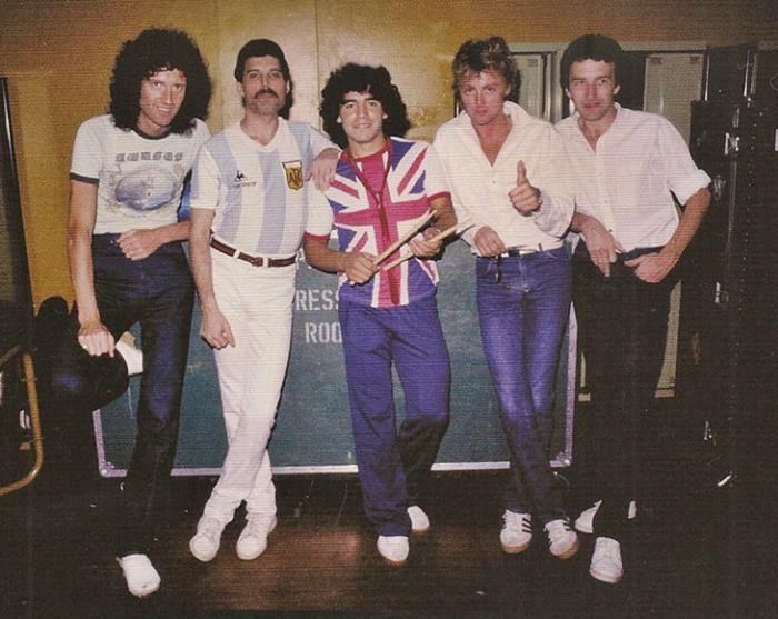 Диего Армандо Марадона и Queen , на стадионе "Хосе Амальфитани", Буэнос–Айрес, 8 марта 1981 года