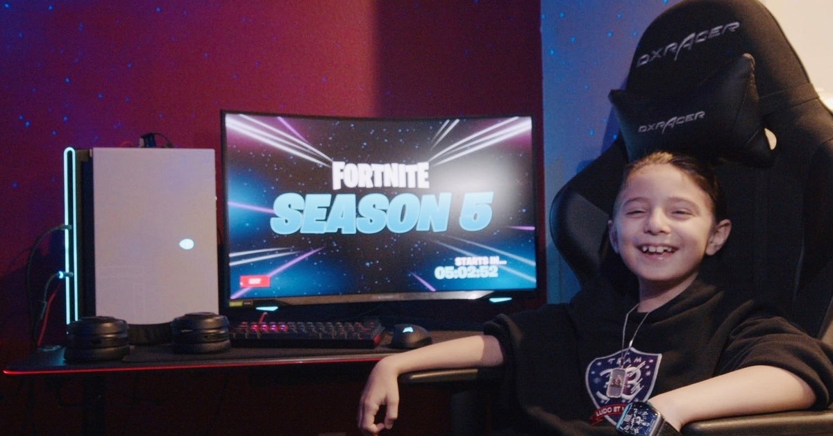 Мир наизнанку футбол бразилия. Гави футболист барселона. Гави сборная испании. Юный футболист расстроен. Марко антонио мальчик футболист.