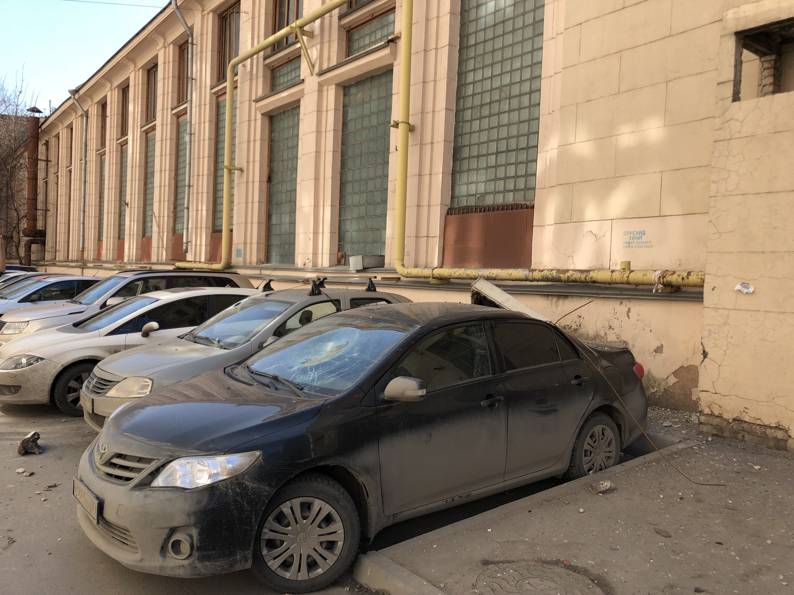 Cultural Heritage Week in Moscow! Even cars took part - My, Destruction, Damage to property, Housing and communal services, Old buildings, Moscow, Cao