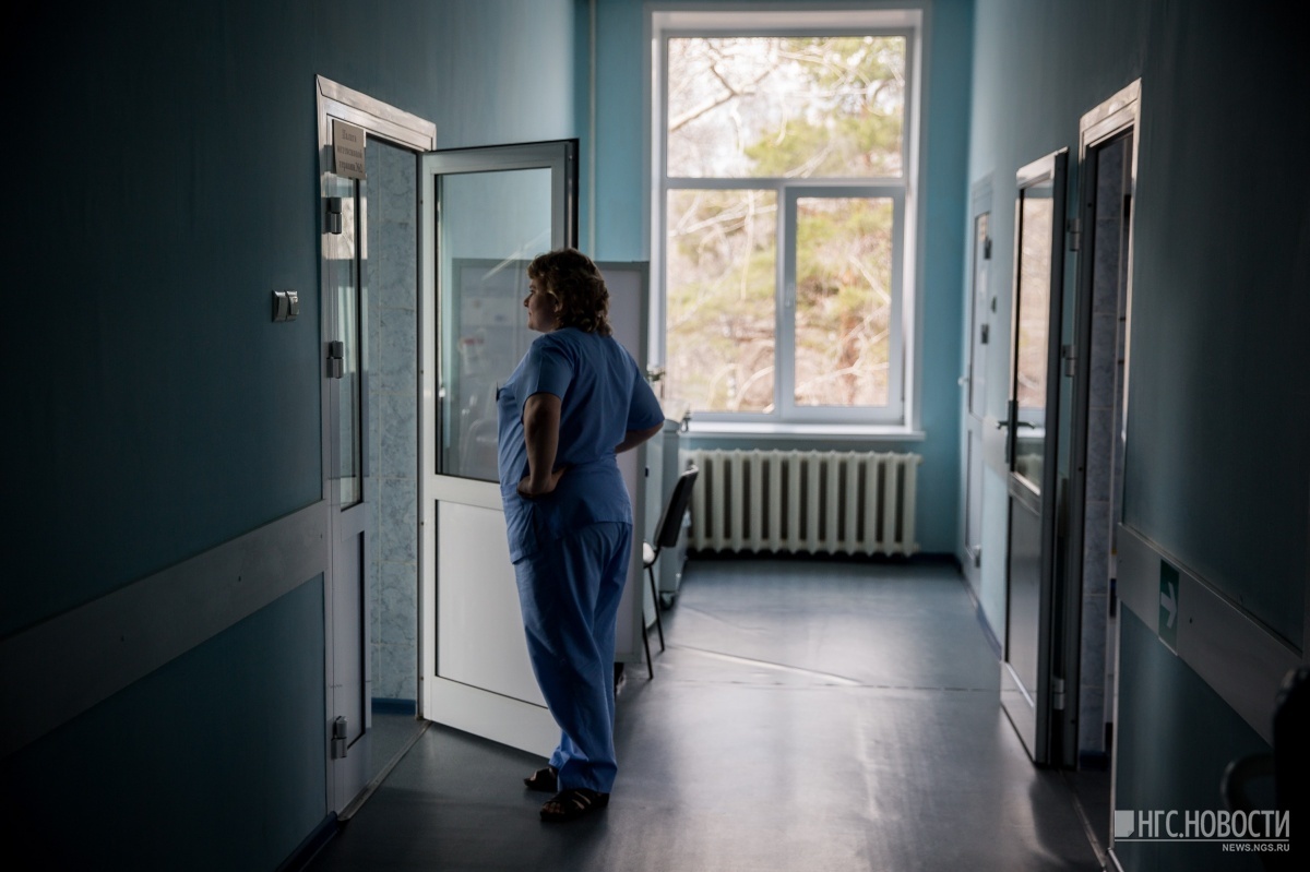 [ZHZL] Two Siberian sisters went to work in the hospital as nurses in the footsteps of a veteran grandmother - Nurses, Sister, Siberia, Novosibirsk, Resuscitation, Zhzl, Longpost, Sisters