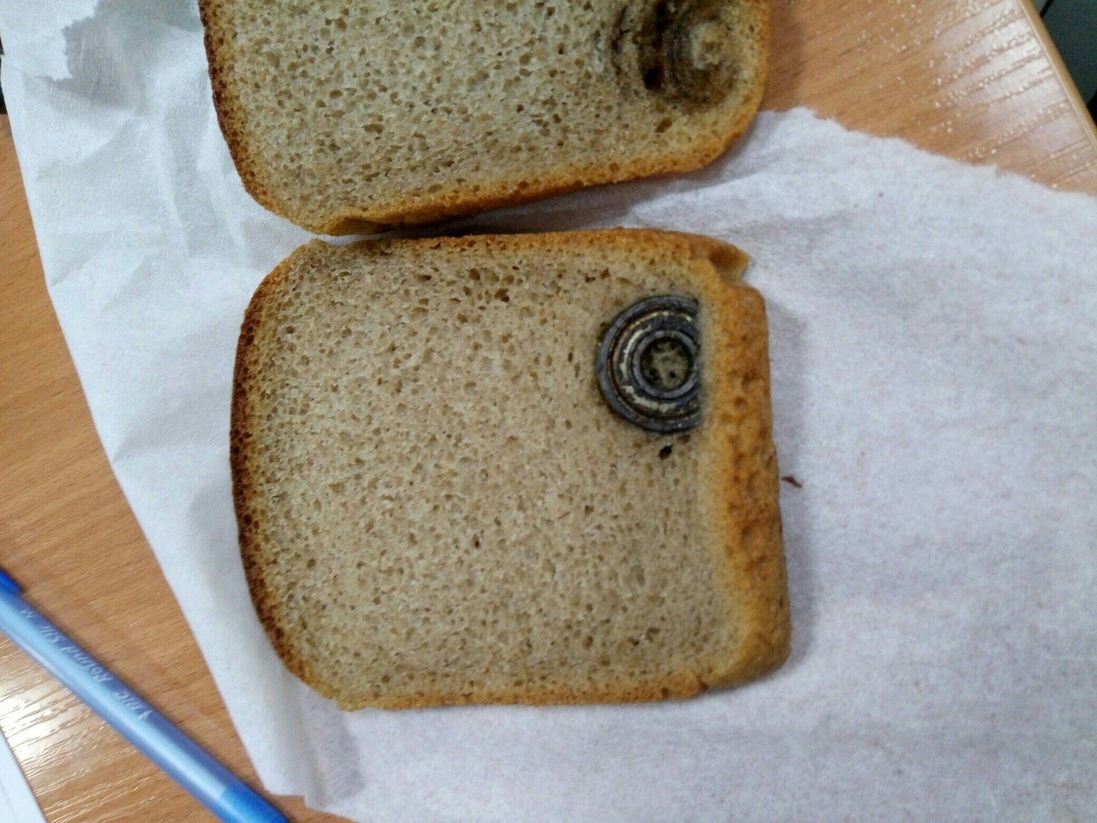 Что внутри хлеба. Хлеб. Хлеб Буханка. Буханка белого хлеба. Вещи в хлебе.