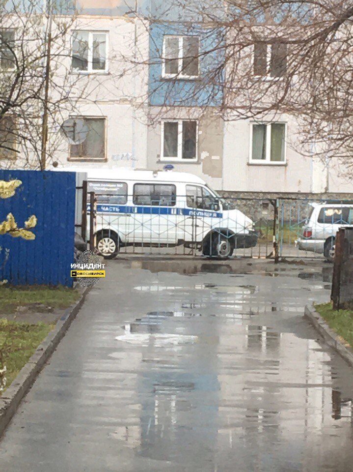 The director of one of the schools in Novosibirsk does not allow children to attend classes due to being late. - Novosibirsk, School, Lawlessness, Rights violation, Pupils, Director, Arbitrariness, Education, Video, Longpost