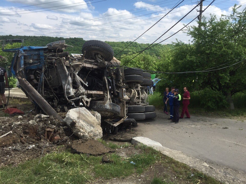 In Stavropol, a concrete mixer fell on the Niva - Caucasus, Stavropol, Road accident, Concrete mixer, Longpost, Soft-boiled