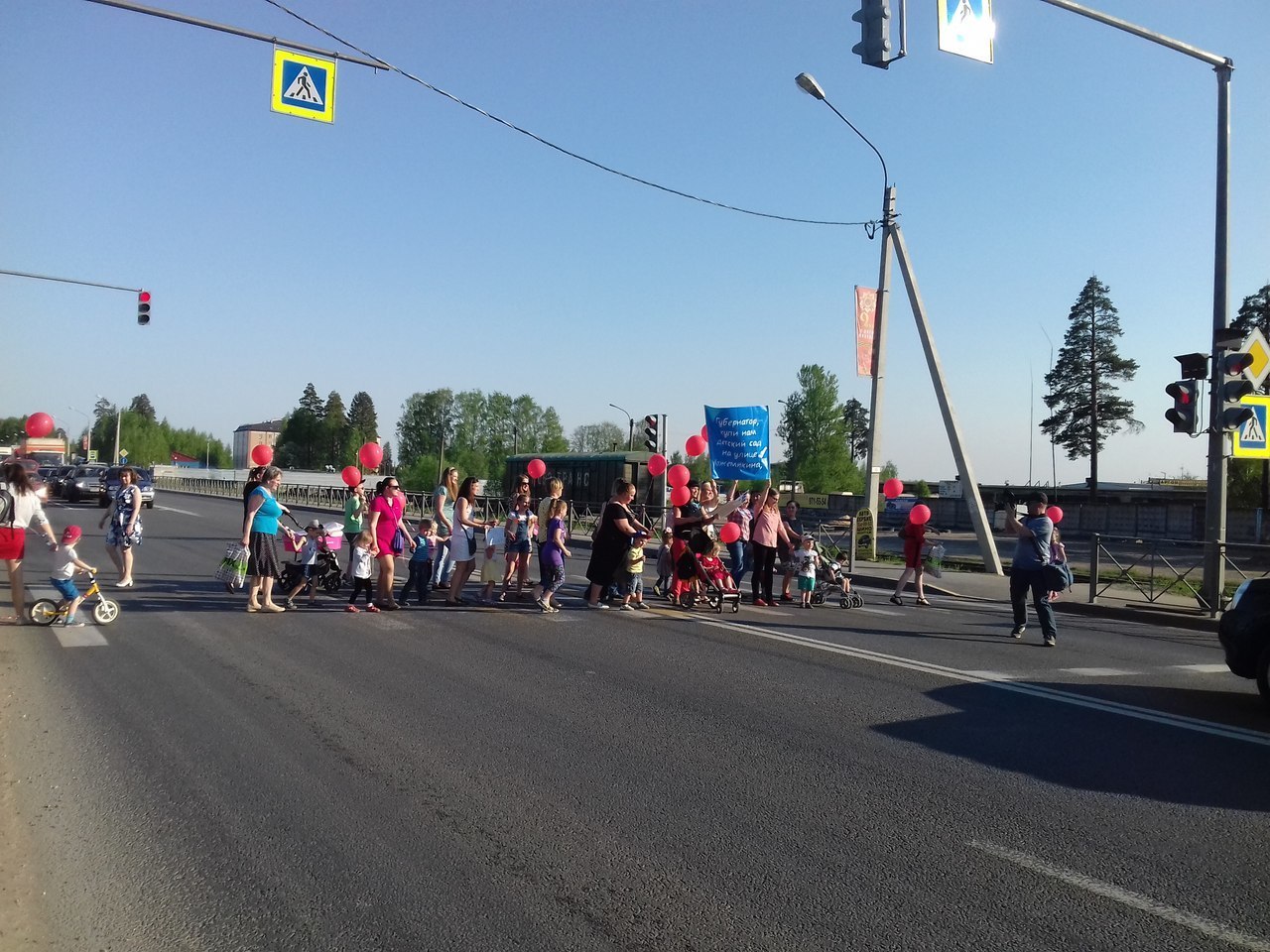 Women with children tried to block the Vyborg highway - Saint Petersburg, Yamma, Fools and roads, Traffic jams