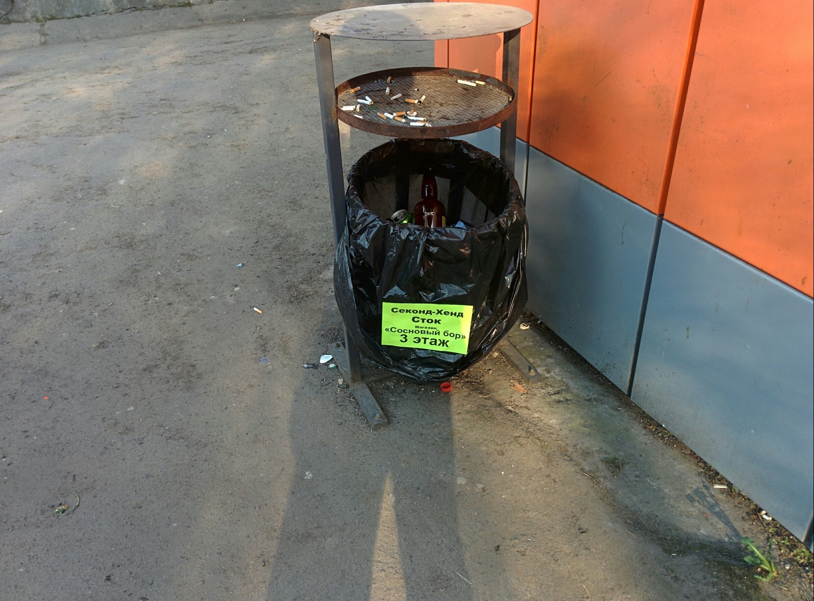 Расклейка рекламы у дверей подъездов? Пфф, прошлый век | Пикабу