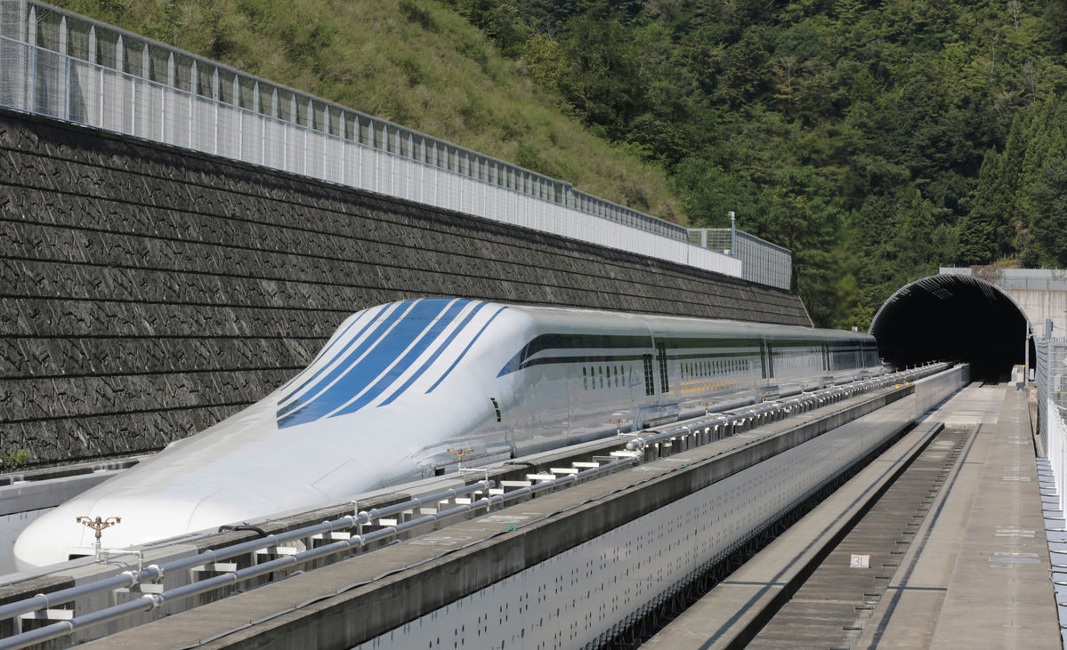 Japanese railway workers apologize for train departure 25 seconds early - Japanese railway workers, Jr West