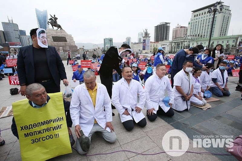 Doctors in Ulaanbaatar have started shaving their heads to protest unfair salaries. - Mongolia, Doctors, Strike, Video, Longpost