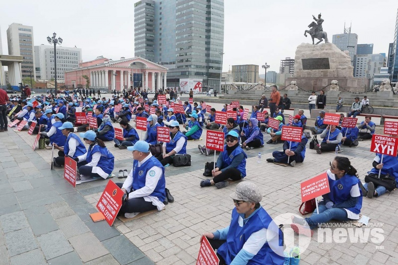 Doctors in Ulaanbaatar have started shaving their heads to protest unfair salaries. - Mongolia, Doctors, Strike, Video, Longpost