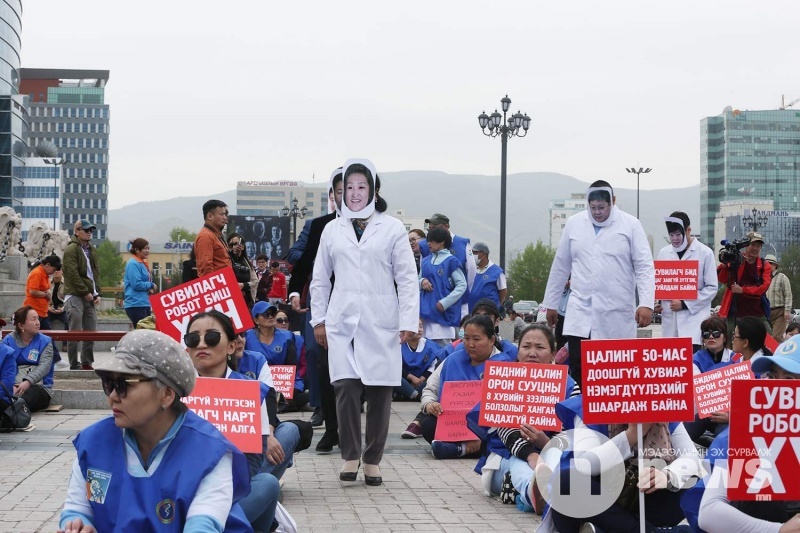 Doctors in Ulaanbaatar have started shaving their heads to protest unfair salaries. - Mongolia, Doctors, Strike, Video, Longpost