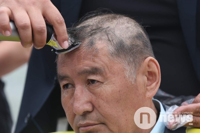 Doctors in Ulaanbaatar have started shaving their heads to protest unfair salaries. - Mongolia, Doctors, Strike, Video, Longpost