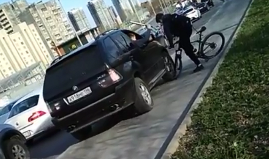 On Khalturin, guys in a BMW, driving around a traffic jam on the sidewalk, beat a cyclist and crushed his wheel - Incident, Russia, Violation of traffic rules, Attack, Yekaterinburg, Driver, Traffic police, Video, Longpost, Negative