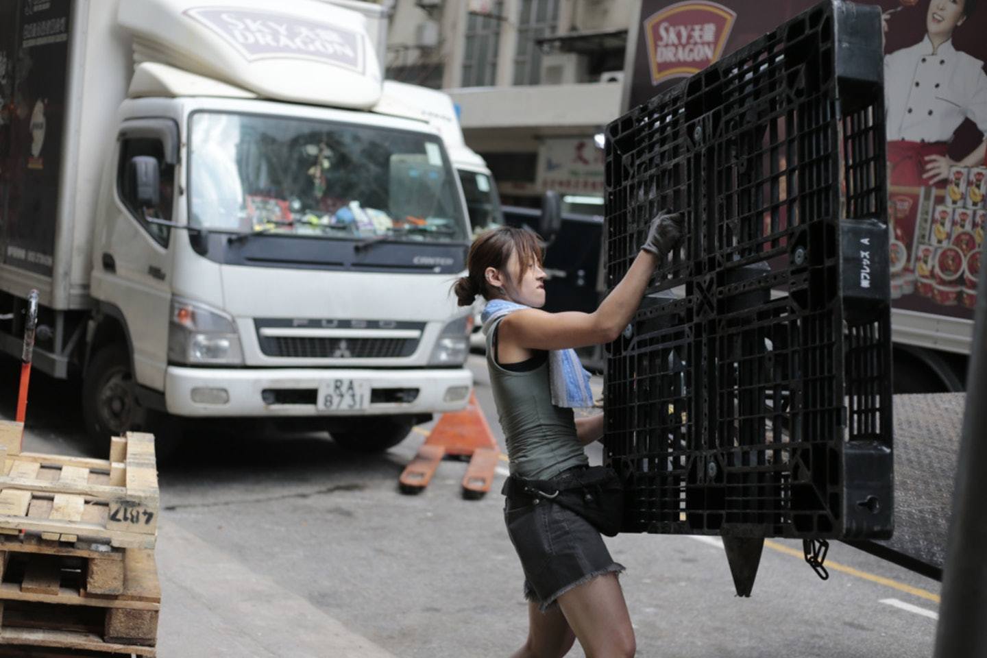 Not the most typical type of work for a girl - a loader - Society, China, Hong Kong, Beautiful girl, Female, Movers, The photo, Longpost, Women