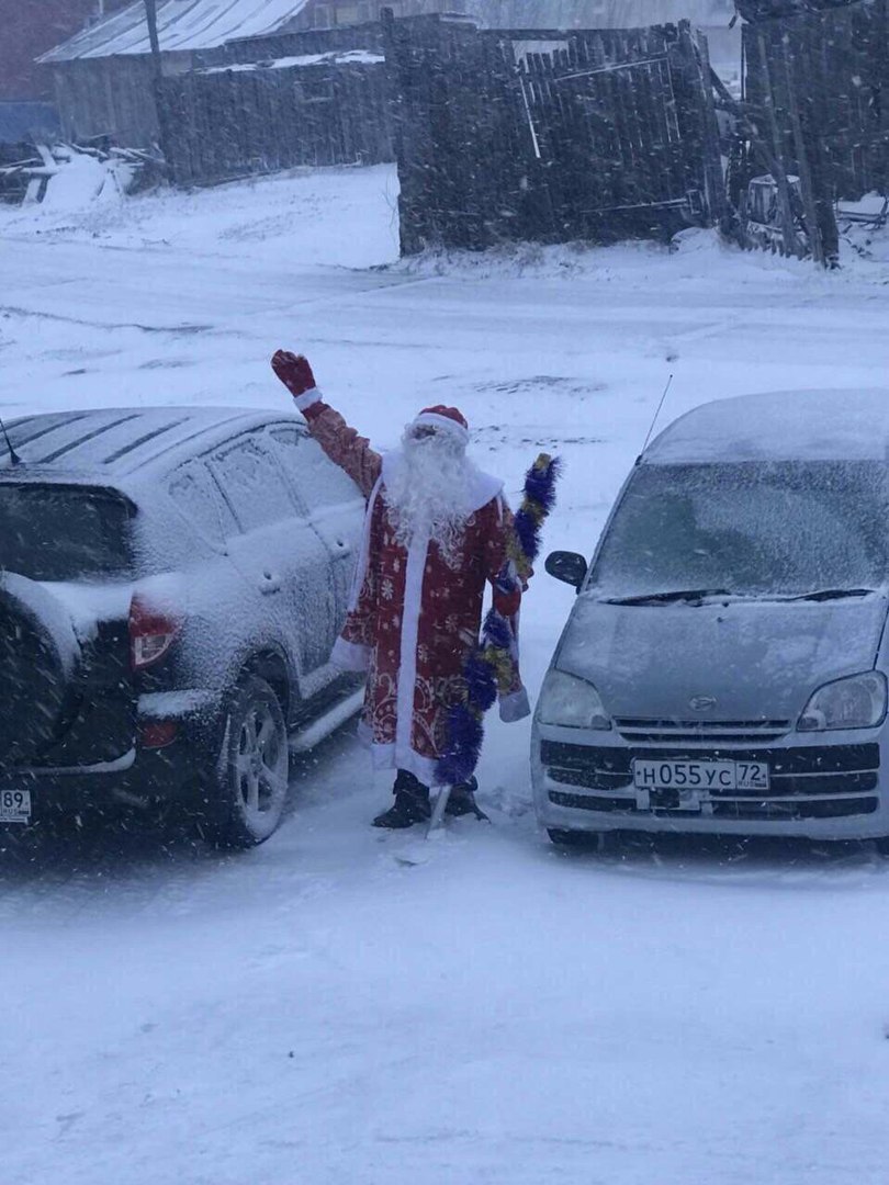 Here is such a prankster walking the streets of Salekhard today! - Salekhard, Summer, Father Frost, Humor, Longpost, Snow