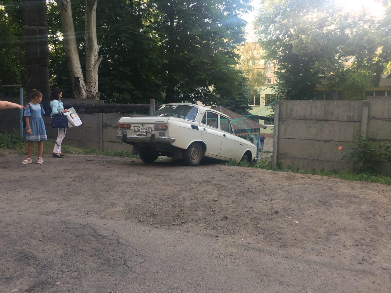 Москвич снес бетонный забор | Пикабу