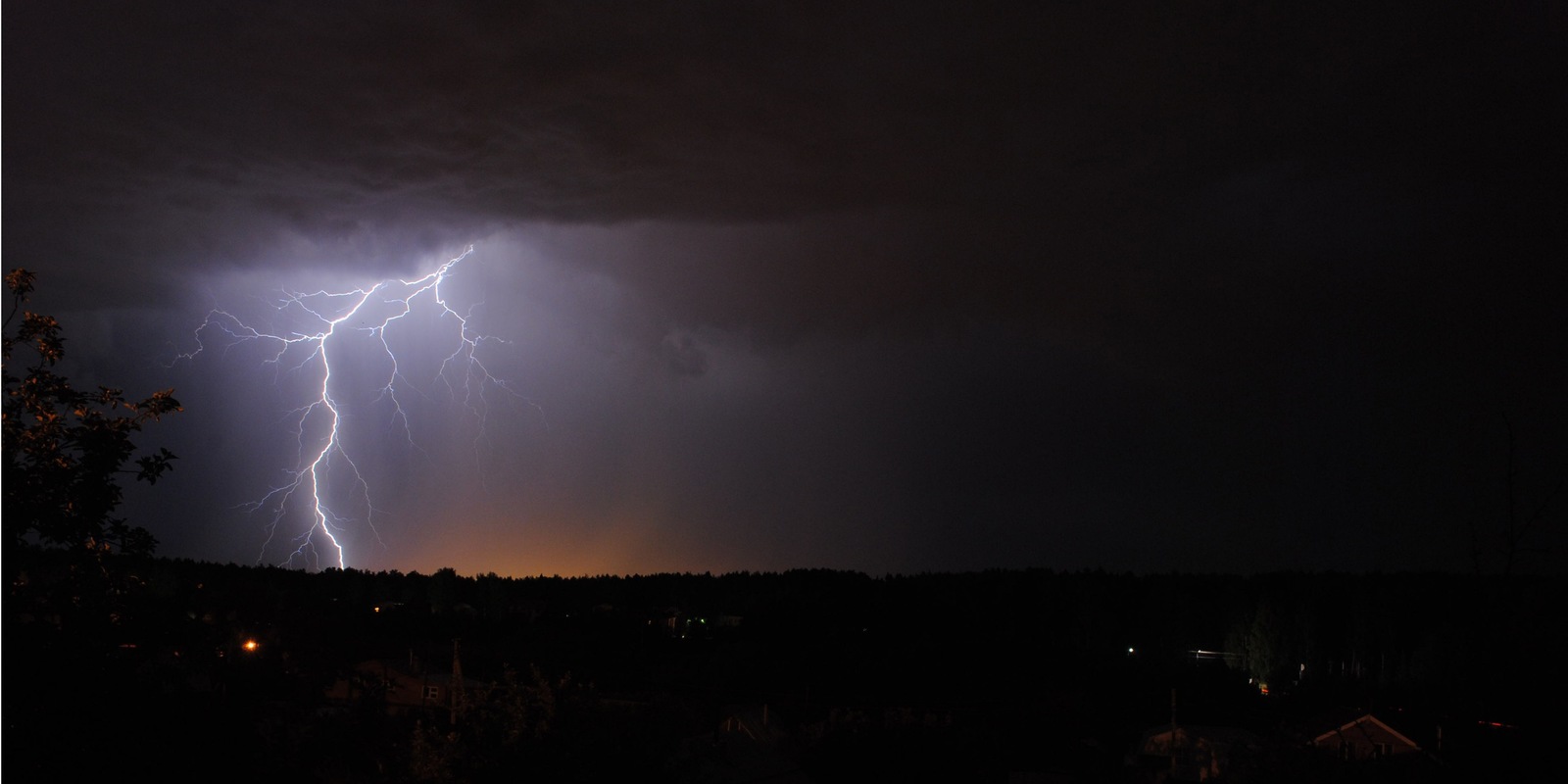 Прогноз погоды зарево. Зарево от молнии. Фото зарево от молнии. Молния фото реальное в деревне. Гроза из 7 цветов от Белово до чёрного.