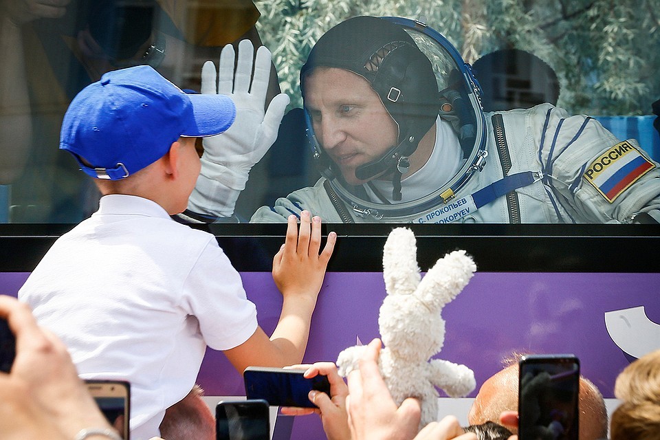 Russian cosmonaut Sergei Prokopyev communicates with his son before being sent to the launch pad of the Baikonur Cosmodrome. - Space, Космонавты, Children, Baikonur, The photo