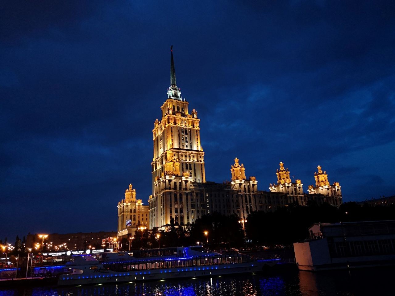 Along the Moscow river. - My, Moscow, Motor ship, Night, Water, Longpost, The photo