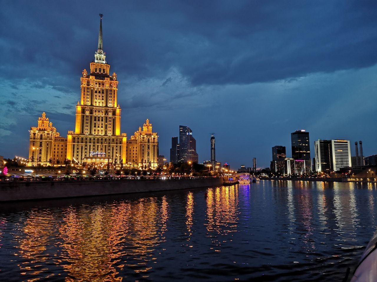 Along the Moscow river. - My, Moscow, Motor ship, Night, Water, Longpost, The photo