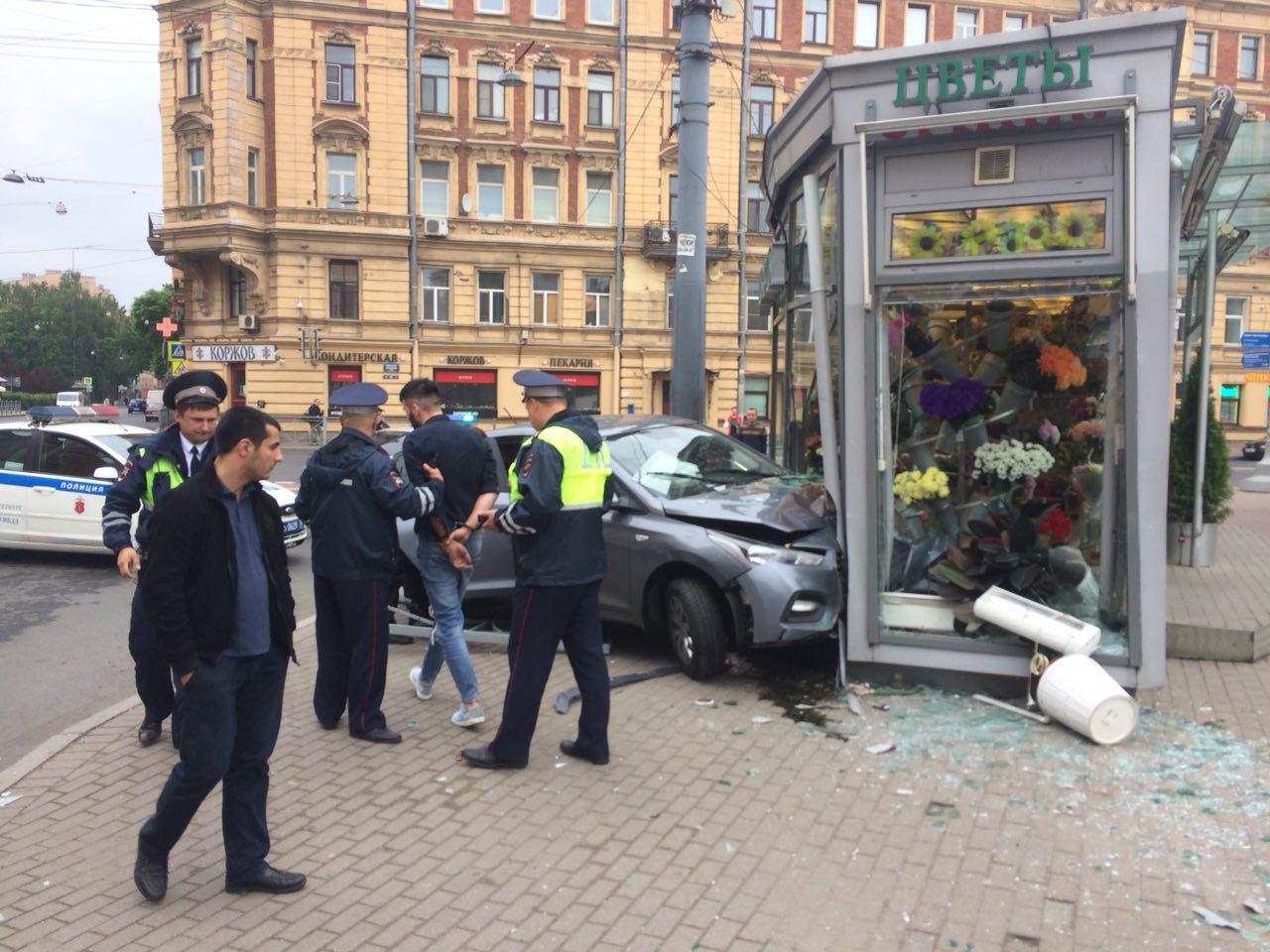 Drunk driver of Solaris demolished a flower stall as a result of the chase - My, Saint Petersburg, Road accident, Drugs, Погоня, Crash, Longpost