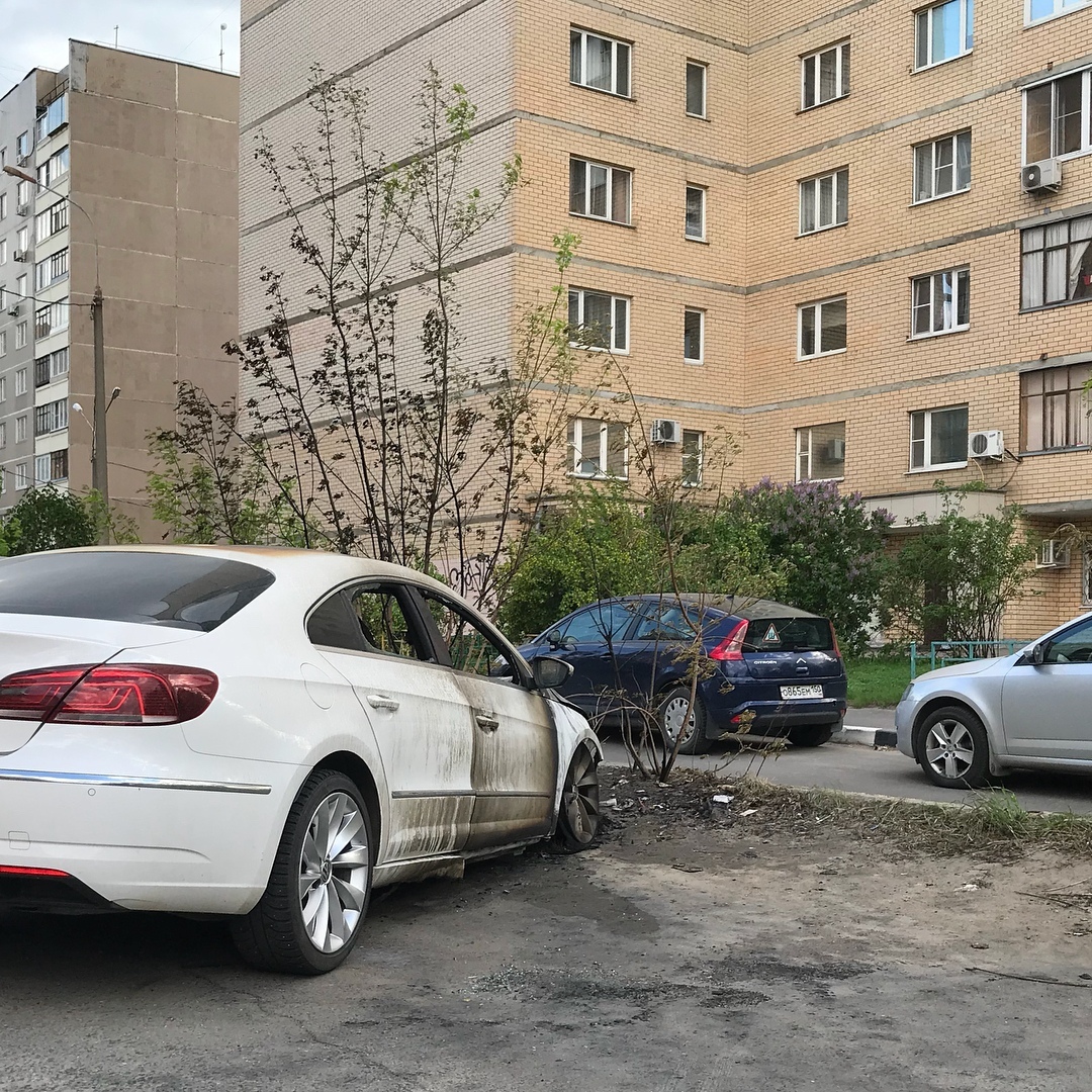 Спасли припаркованные автомобили от пожара - Видео, Пожар, Авто, Транспорт, Герои, Парковка, Машина, Дорога, Длиннопост