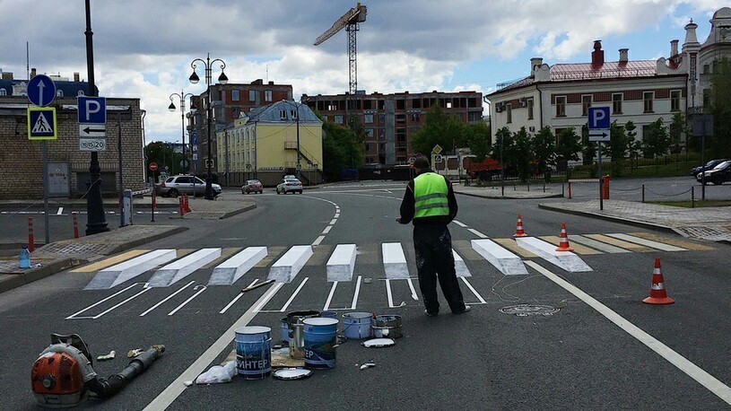 THREE-DIMENSIONAL ZEBRA IN KAZAN SCARED DRIVERS AND TRAFFIC OFFICERS - zebra, Graffiti, Road safety, Kazan