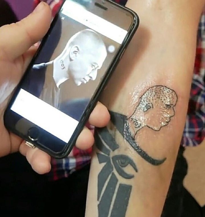 Что значит татуировка у Oxxxymiron'а в виде метеорита на левой руке?
