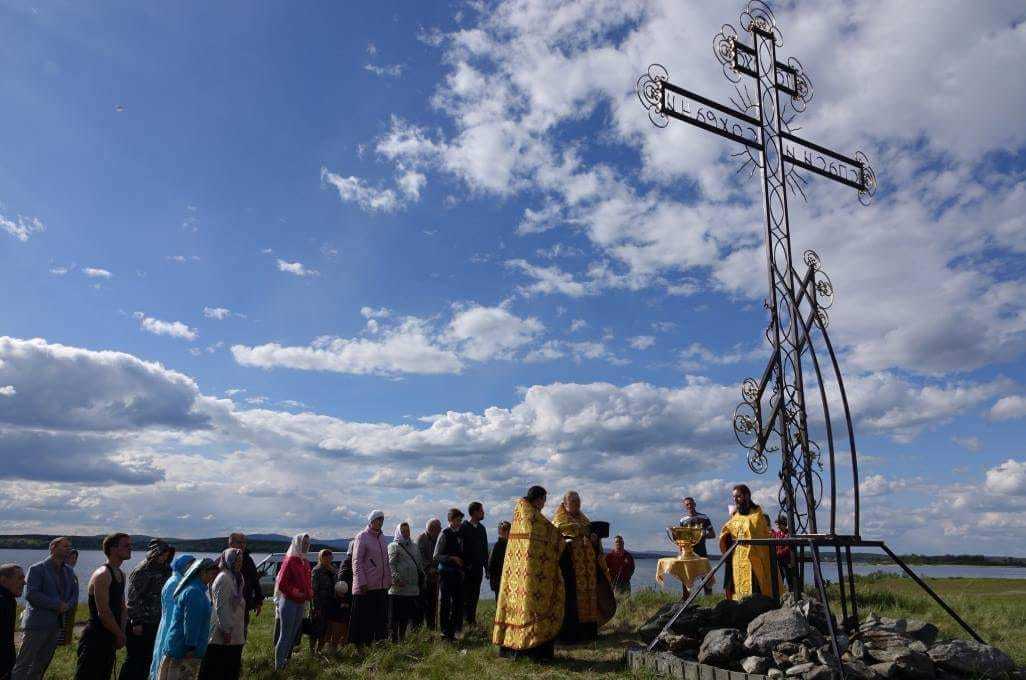 An Orthodox cross was erected at the site of the fall of the Chelyabinsk meteorite. - Chebarkul, Chelyabinsk Meteorite, Russia, Longpost