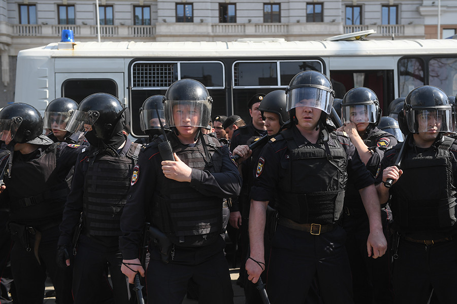 Много полиции сегодня. Изменение милиции на полицию. В России много полицейских. Как выглядят российские полицейские. Основатель милиции в России.